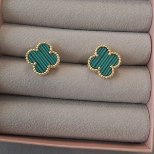 Four leafs Green Clovers flowers stud earrings
